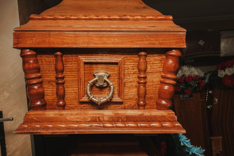 Detalj rezbarenog drvenog kovčega sa ručkom