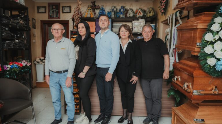 Tim Pogrebne opreme Pomen u prodajnom prostoru u Čačku