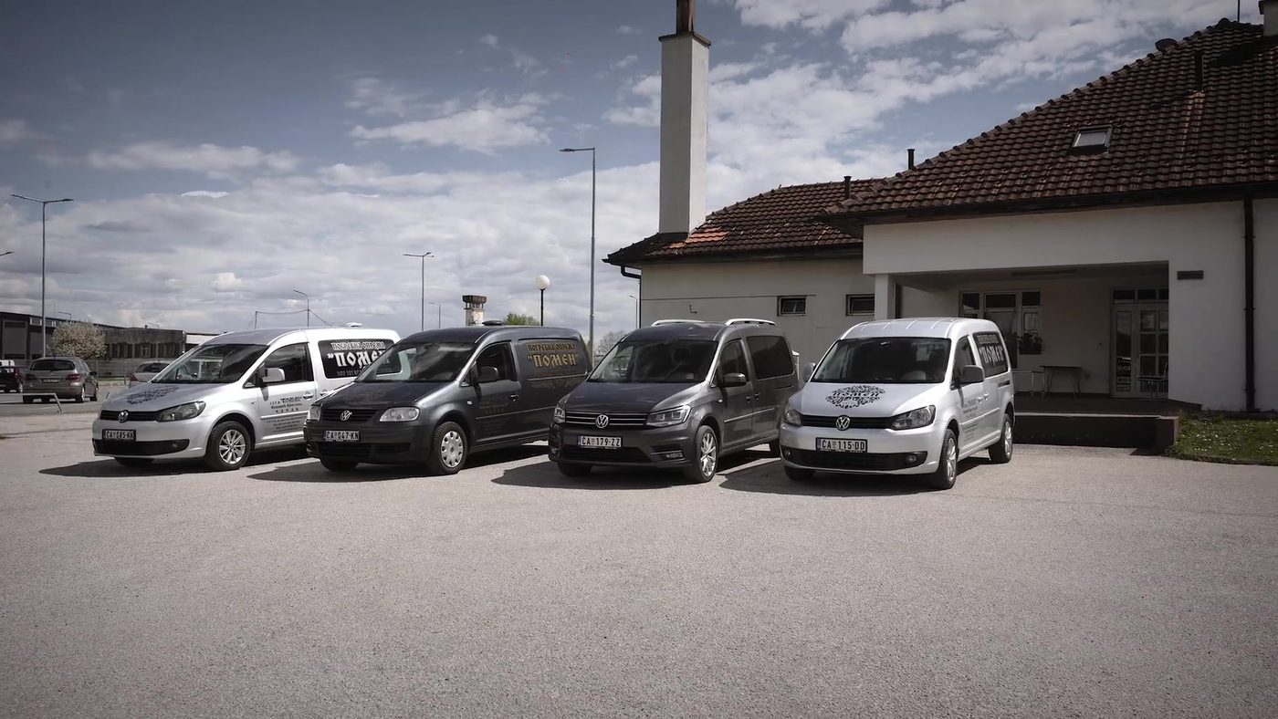 Četiri vozila Pogrebne opreme Pomen ispred objekta