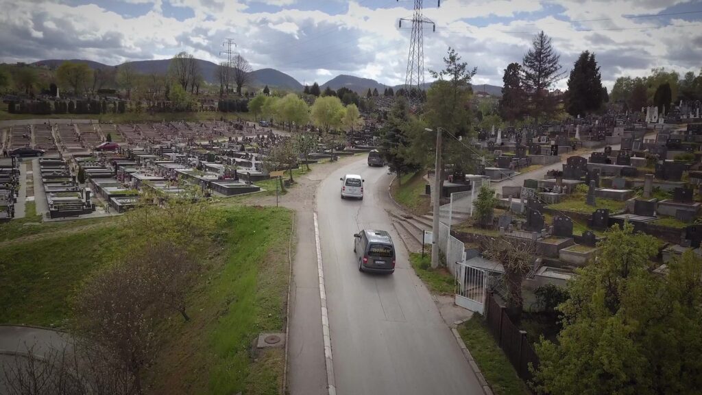 Vozila Pogrebne opreme Pomen na putu pored groblja, snimak iz vazduha