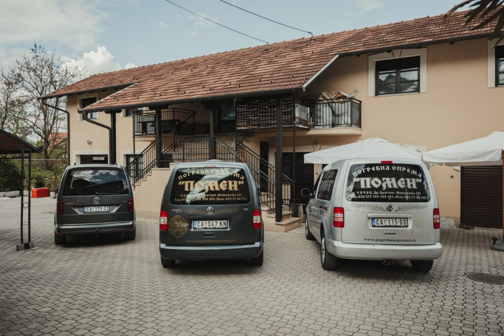 Tri vozila Pogrebne opreme Pomen sa natpisom firme